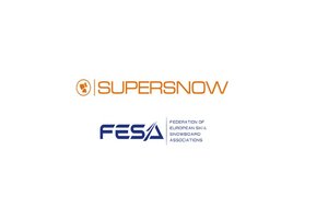 Logo firmy SUPERSNOW w kolorze pomarańczowym z okrągłym sygnetem przedstawiającym armatkę śnieżną po lewej stronie, umieszczone nad niebieskim logo organizacji FESA z pełną nazwą "FEDERATION OF EUROPEAN SKI & SNOWBOARD ASSOCIATIONS" na białym tle.