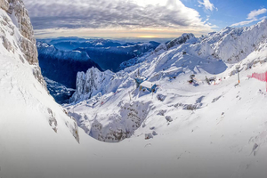 Panorama górska z budynkami kolei gondolowej