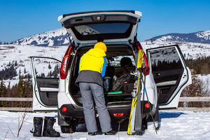 Jak bezpiecznie przewozić narty i sprzęt w samochodzie