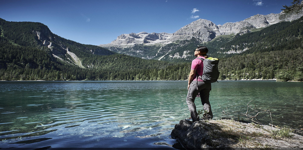 Noclegi na szlakach Trentino Trentino jest regionem doskonale przygotowanym na przyjęcie wędrowców – zarówno latem, jak i zimą. Wzdłuż wszystkich opisanych szlaków znajdziesz zróżnicowaną ofertę noclegową dopasowaną do różnych budżetów i stylu podróżowania:  Schroniska górskie (rifugi): najbardziej klimatyczna opcja – prowadzone często przez lokalne rodziny, oferują nocleg ze śniadaniem lub półpensjonat. Wiele z nich narciarze znają z zimowych wypadów na trasach skiturowych. Rezerwacja z wyprzedzeniem wskazana, szczególnie w lipcu i sierpniu.  Agriturismi: gospodarstwa agroturystyczne to doskonały sposób na kontakt z lokalną kulturą – gościna u rolników, własne produkty na stole, widok na winnice lub łąki. Szczególnie polecane na szlaku w Val di Cembra i Val di Non.  Pensjonaty i małe hotele: w każdej większej miejscowości na trasie – takich jak Madonna di Campiglio, Trydent czy Castello Tesino – znajdziesz komfortowe pensjonaty, nierzadko te same, które znasz z zimowych pobytów narciarskich.  Hostele i noclegi dla pielgrzymów: szlaki San Vili i Jacopeo d'Anaunia posiadają własne sieci noclegowe wzorowane na Camino de Santiago, z możliwością taniego noclegu w zamian za pieczątkę w książeczce wędrowca.  Planując nocleg, warto korzystać z oficjalnego serwisu visittrentino.info, gdzie dostępne są zakwaterowania certyfikowane przez region, a także mapy z zaznaczonymi punktami etapowymi każdego szlaku.